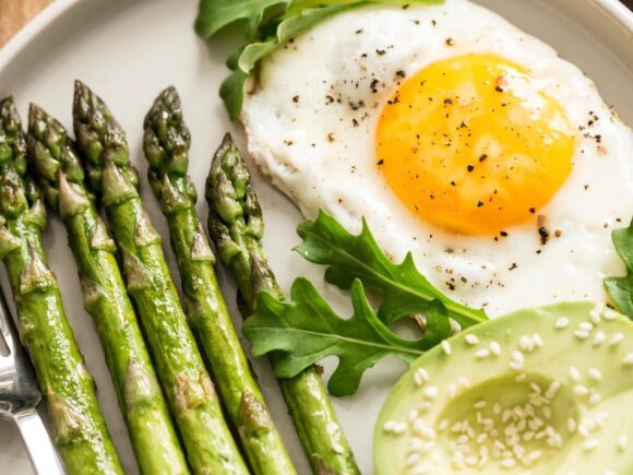 Fried egg with avocado and asparagus – a keto recipe.