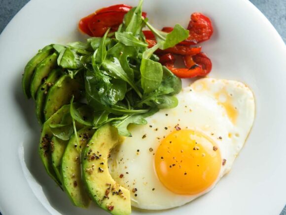 Egg with avocado and bell pepper.