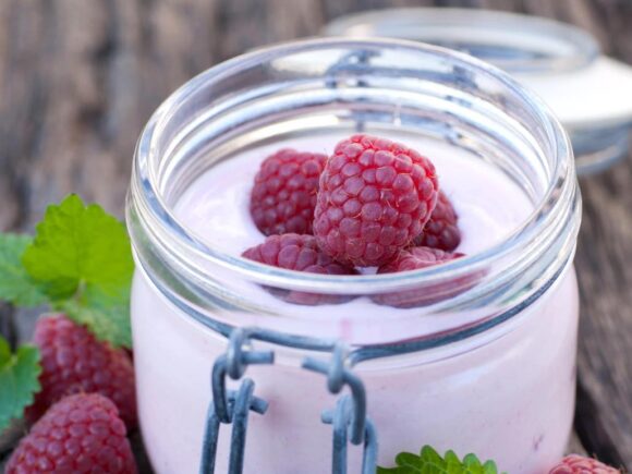 Yogurt with mascarpone and raspberries.