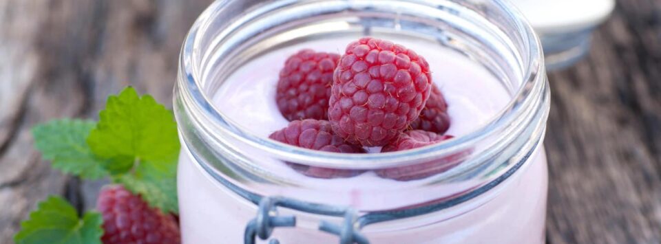Yogurt with mascarpone and raspberries.